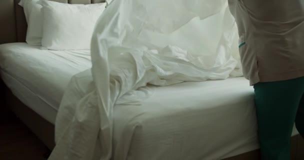 Medarbetare Hotellets Två Pigor Bäddar Professionellt Sängen Klientrummet Femstjärnigt Hotellkoncept — Stockvideo