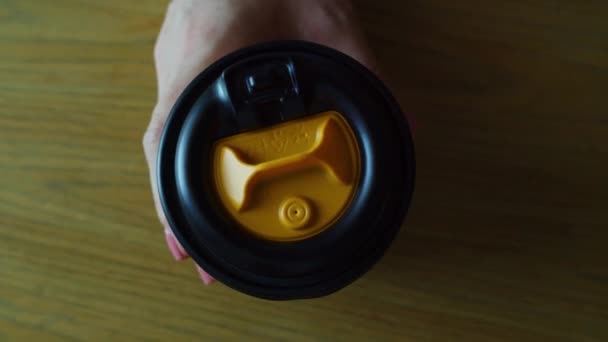 Parmaklarında Poz Manikürü Olan Bir Kadın Eli Kahve Bardağıyla Kağıt — Stok video