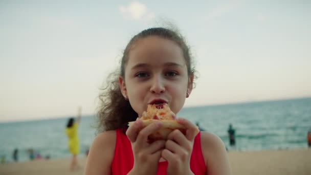 Portret Szczęśliwy Zabawna Dziewczynka Chętnie Jeść Pyszną Pizzę Uśmiechnięte Dziecko — Wideo stockowe