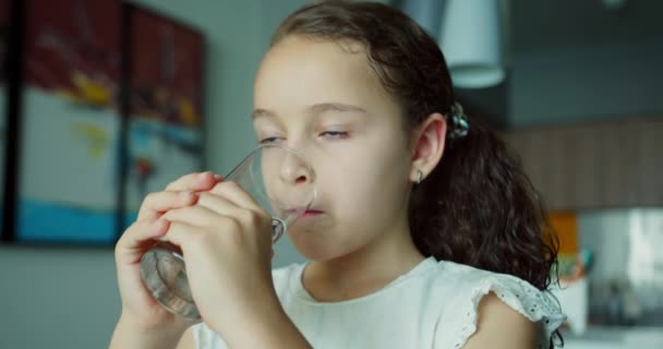 Lindo Niño Niña Beber Vidrio Fresco Transparente Puro Filtrado Agua — Vídeos de Stock