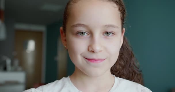 Портрет Смішна Дівчинка Усміхнена Дитина Дивлячись Камеру Сидить Дивані Вдома — стокове відео