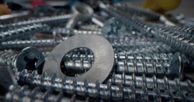 Süper makro vidaları kapatır, cıvataları somun ve cıvata parçalarını bir yığın halinde bağlar. Makro için vida kavramı, çelik vidalar