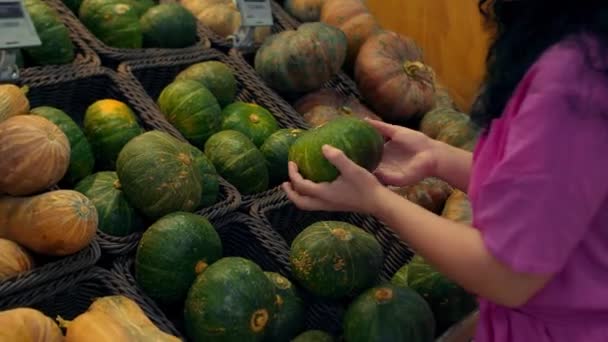 Mladá Žena Kupuje Potraviny Vybere Dýni Supermarketu Prázdniny Hollowinu Atraktivní — Stock video
