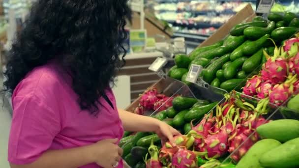 Mulher Muito Jovem Está Fazendo Compras Supermercado Escolhendo Produtos Supermercado — Vídeo de Stock