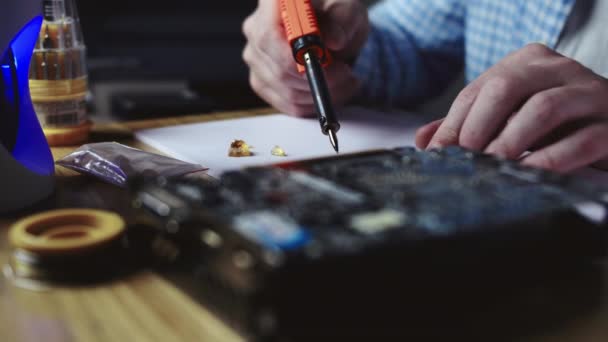 Man Unsolders Transistors Radio Parts Electronic Board Soldering Iron Reparación — Vídeos de Stock