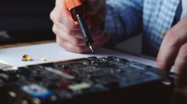 Asker Olmayan Transistörler, Elektronik Tahtadaki Telsiz Parçaları ve Lehim Demiri. Bir mikro devreyi tamir etmek, lehimleme demiri dumanı. Radyo bileşenlerini kes. Kıymetli metalle, altınla dolap çevirin. 4K.