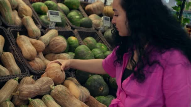 Młoda Kobieta Kupuje Zakupy Wybiera Dynię Supermarkecie Wakacje Hollowin Atrakcyjna — Wideo stockowe