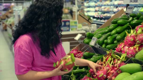Mulher Muito Jovem Está Fazendo Compras Supermercado Escolhendo Produtos Supermercado — Vídeo de Stock