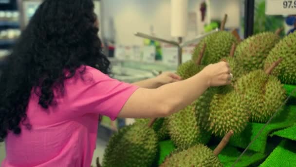 Mooie Vrouw Een Roze Pak Kiest Voor Vers Tropisch Fruit — Stockvideo
