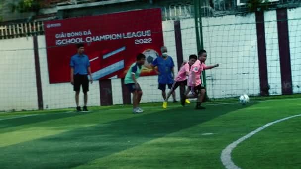 Los Niños Vietnam Juegan Fútbol Campo Fútbol Portero Protege Puerta — Vídeos de Stock