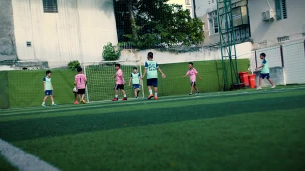 Les Enfants Vietnam Jouent Football Sur Terrain Football Gardien Protège — Video