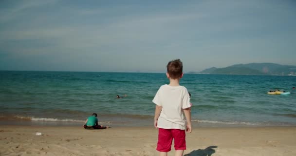 Glückliches Kind Urlaub Meer Ein Kleiner Junge Vorschulalter Steht Bei — Stockvideo