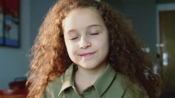 Porträt Lustiges Kleines Mädchen Lächelndes Kind Das Die Kamera Schaut — Stockvideo