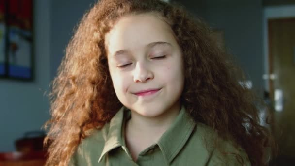 Retrato Divertido Niña Sonriente Niño Mirando Cámara Están Sentados Sofá — Vídeo de stock