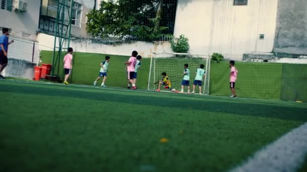 Los Niños Vietnam Juegan Fútbol Campo Fútbol Portero Protege Puerta — Vídeo de stock