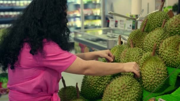 Mooie Jonge Vrouw Doet Aankopen Supermarkt Kiest Producten Supermarkt Koken — Stockvideo
