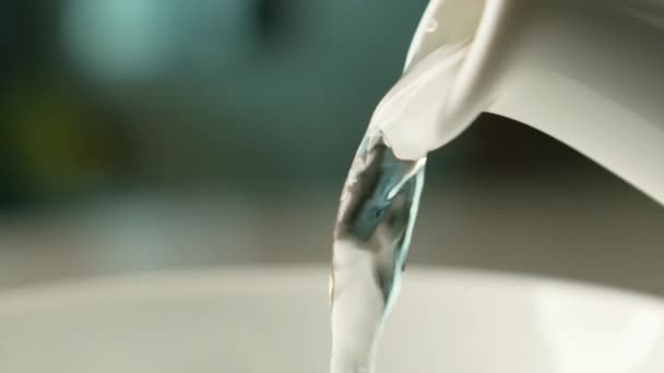 从茶壶中倒入慢动作的热水 热水从水壶中倾泻而出 — 图库视频影像