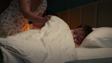 - İyi geceler. Baba kızına bakar. Dinlen bebeğim. Yatakta uyu. Tasasız çocukluk. Babaların elleri battaniyeyle kaplıdır. Sıcak bir yatakta uyuyan tatlı küçük bir kızı okşarlar..