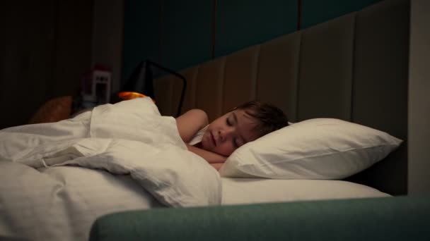 Bambino Sei Anni Dorme Dolcemente Nella Culla Sorride Nel Sonno — Video Stock