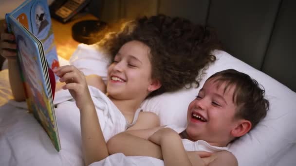 동생은 집에서 동생을 돌보고 아이들에게 잠자리 이야기를 자녀들을 시간을 갖는다 — 비디오