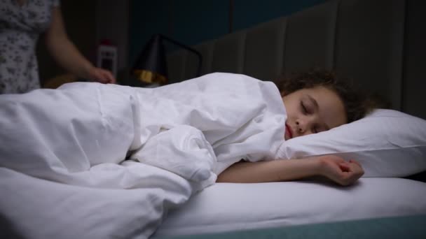 Bonne Nuit Père Occupe Fille Repose Bébé Dormir Lit Enfance — Video