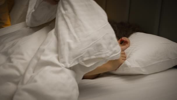 おやすみ 娘の父親の世話を ベッドで寝ろ 子供じみたな 父の手は毛布で覆われています 暖かいベッドで眠っているリラックスした魅力的な女の子を愛撫 — ストック動画