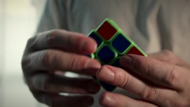 Azjatycki Wietnam Nha Trang Czerwca 2022 Kostka Rubików Rękach Mężczyzny — Wideo stockowe