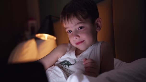 Dítě Používá Digitální Tablet Tmavé Místnosti Ležící Posteli — Stock video