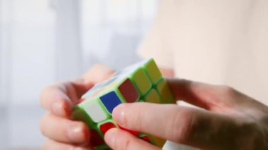 Asya Vietnam, Nha Trang, 27 Haziran 2022 Rubiks Küpü bir adamın elinde..