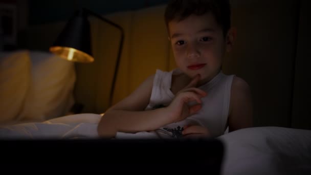 Niño Utiliza Tableta Digital Habitación Oscura Acostado Cama — Vídeo de stock