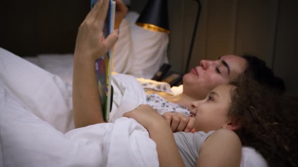 Garde Enfants Maison Maman Prend Soin Jeune Fille Lit Une — Video