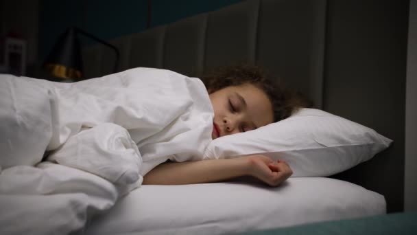 Bonne Nuit Père Occupe Fille Repose Bébé Dormir Lit Enfance — Video