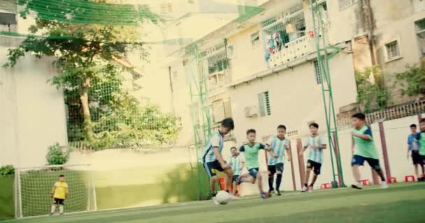 Los Niños Vietnam Juegan Fútbol Campo Fútbol Portero Protege Puerta — Vídeo de stock