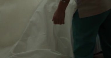 Çalışanlar, otelin iki hizmetçisi, müşteri odasındaki yatağı profesyonel olarak hazırlıyorlar. Beş yıldızlı otel konsepti ve kaliteli oda servisi. Kadınlar odadaki çarşafları değiştiriyor.