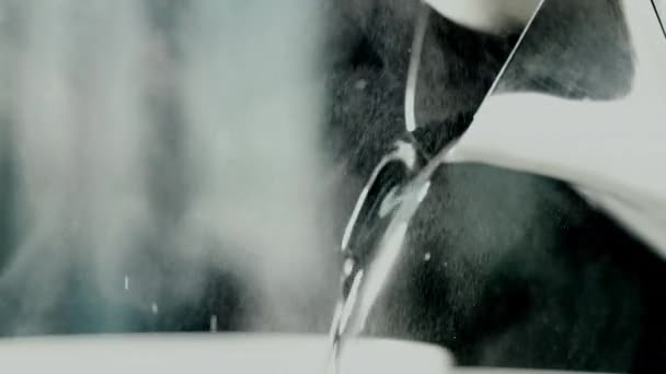 Zeitlupe Strömt Heißes Wasser Aus Einer Teekanne Heißes Wasser Strömt — Stockvideo