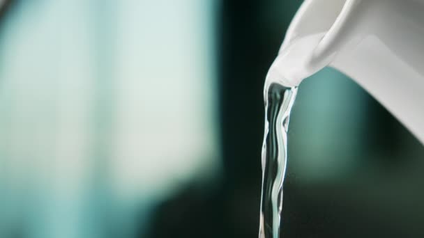 Agua Caliente Cámara Lenta Que Sale Una Tetera Blanca Agua — Vídeos de Stock