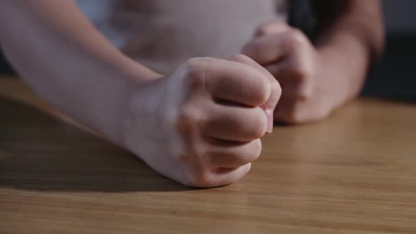 Großaufnahme Faust Des Wütenden Kindes Schlägt Auf Den Tisch Zeitlupe — Stockvideo