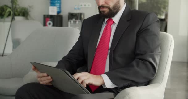 Vážný Vousatý Obchodník Pracující Notebooku Hale Domácí Kanceláře Mužské Profesionální — Stock video