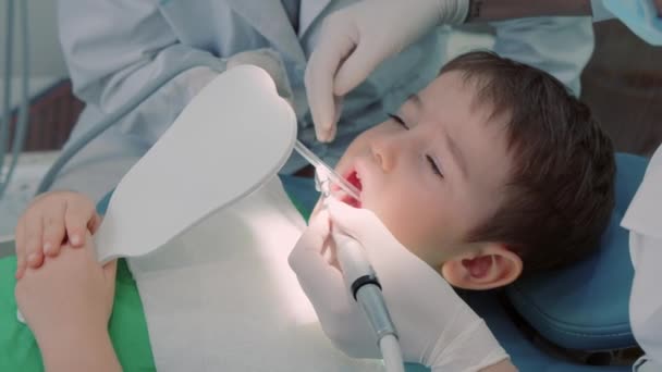 Dentystka Bada Zęby Małego Chłopca Klinice Zawodowy Dentysta Pracy Pojęcie — Wideo stockowe