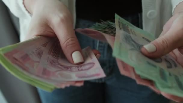 Mujer Cuenta Dinero Manos Contando Facturas Vietnam Dong Pagando Efectivo — Vídeos de Stock