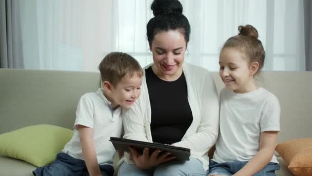 Mamá Feliz Con Los Niños Están Sentados Sofá Viendo Tableta — Vídeo de stock