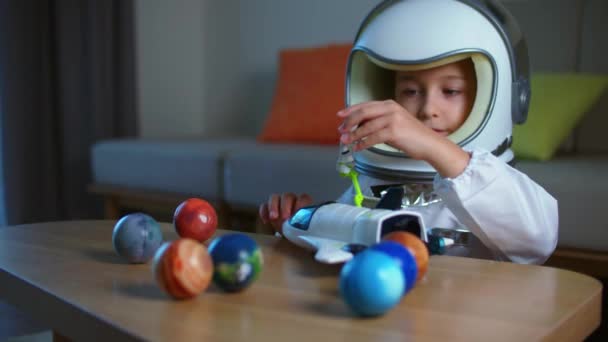 Bir Çocuk Astronotun Evinde Oynuyor Yaşlarında Oyuncak Kasklı Komik Bir — Stok video