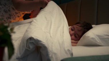 - İyi geceler. Baba kızına bakar. Dinlen bebeğim. Yatakta uyu. Tasasız çocukluk. Babaların elleri battaniyeyle kaplıdır. Sıcak bir yatakta uyuyan tatlı küçük bir kızı okşarlar..