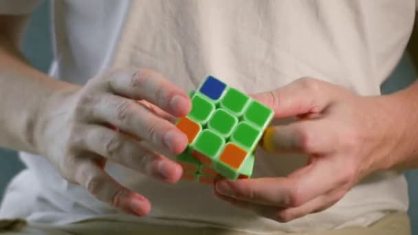 Asiatiska Vietnam Nha Trang Juni 2022 Rubiks Kub Händerna Man — Stockvideo