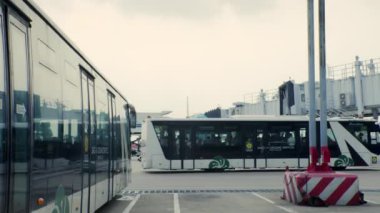 Özel servis havaalanı otobüsleri, Ho Chi Minh Havaalanı, Asya, Saigon, Vietnam, 10 Nisan 2022 'deki uçuş için giriş yaptıktan sonra uçağa insan gönderiyor..