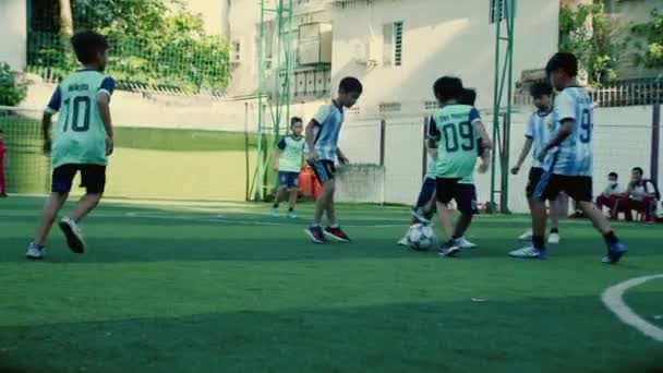 Vietnam Kinder Spielen Fußball Auf Dem Fußballplatz Torwart Schützt Tor — Stockvideo
