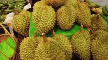 Sepetteki müşterilere satılık Durian meyvesi. Vietnam 'ın Durian kralı