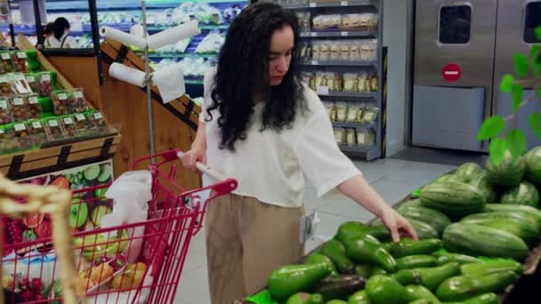 Femme Mignonne Dans Costume Rose Choisit Dans Épicerie Choisir Légumes — Video