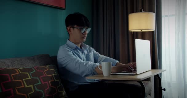 Ung Attraktiv Asiatisk Vietnam Mand Travl Arbejdscomputer Eller Smart Tablet – Stock-video