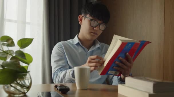 Jovem Atraente Asiático Vietnamita Homem Está Ocupado Trabalhando Aprendizagem Livro — Vídeo de Stock